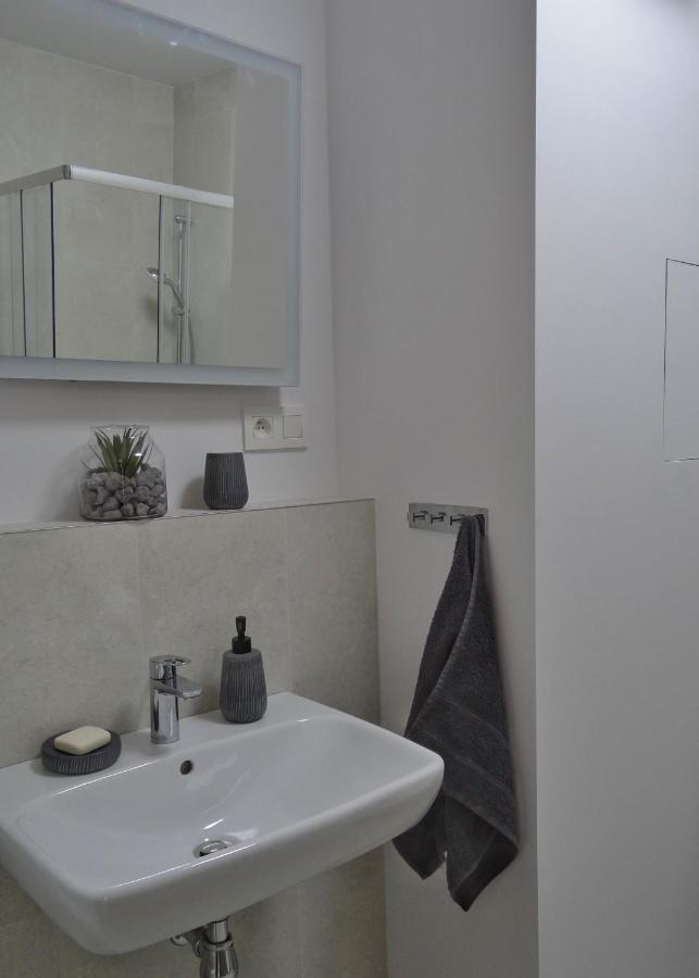 Top Urban Apartment - Free Parking, Green Energy, Modern Style Братислава Екстериор снимка